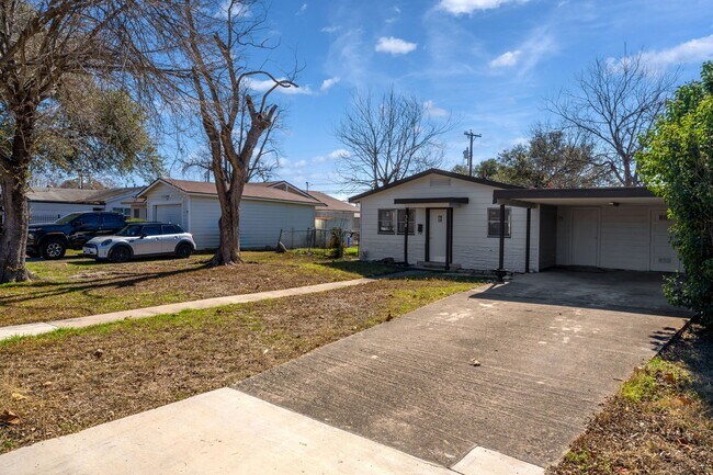 Building Photo - Fairlawn 3 bedroom, 1 bath ready for move-in