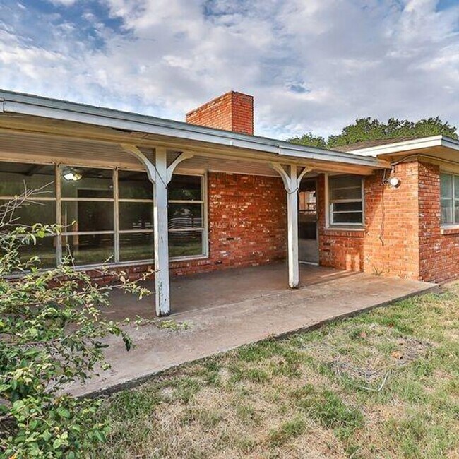 Building Photo - Room to Grow! Spacious, Remodeled 3/2/2 in Great Location!