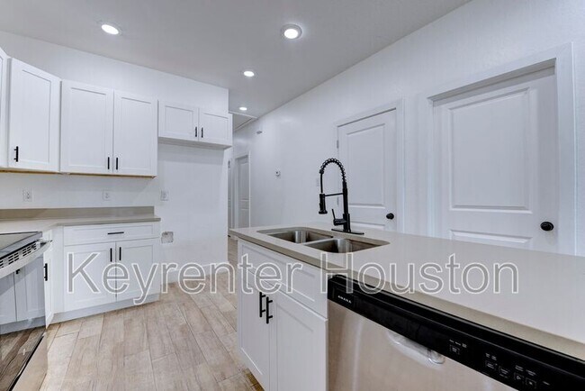 Building Photo - 5121 Southwind St