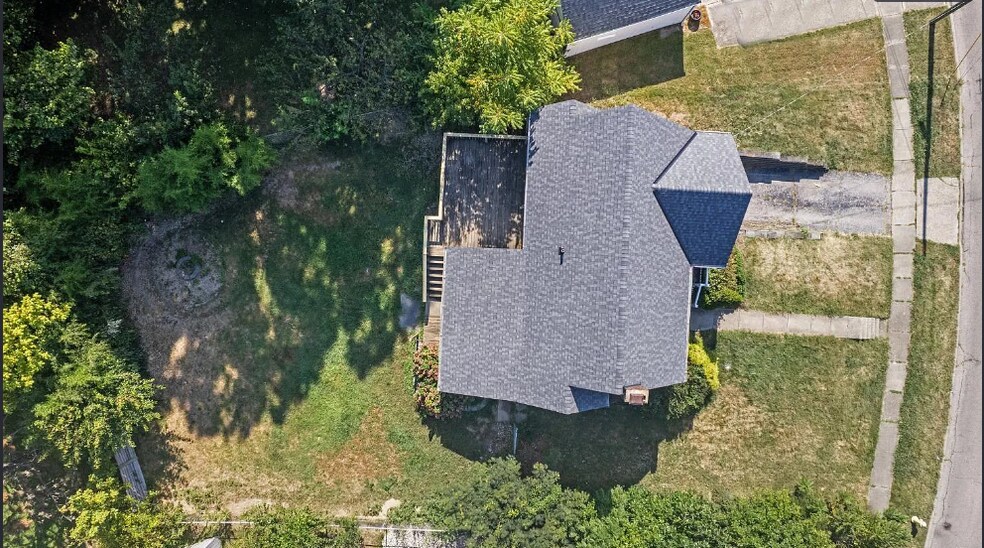 Building Photo - 5592 Raceview Ave