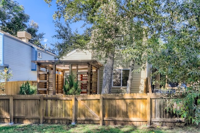Building Photo - MODERN 2 BED/1.5 BATH IN HEART OF BOULDER!
