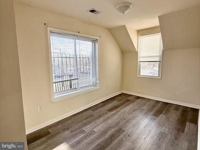 Building Photo - 105 Second St