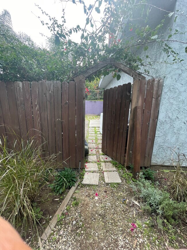 Building Photo - 1419 Allesandro St