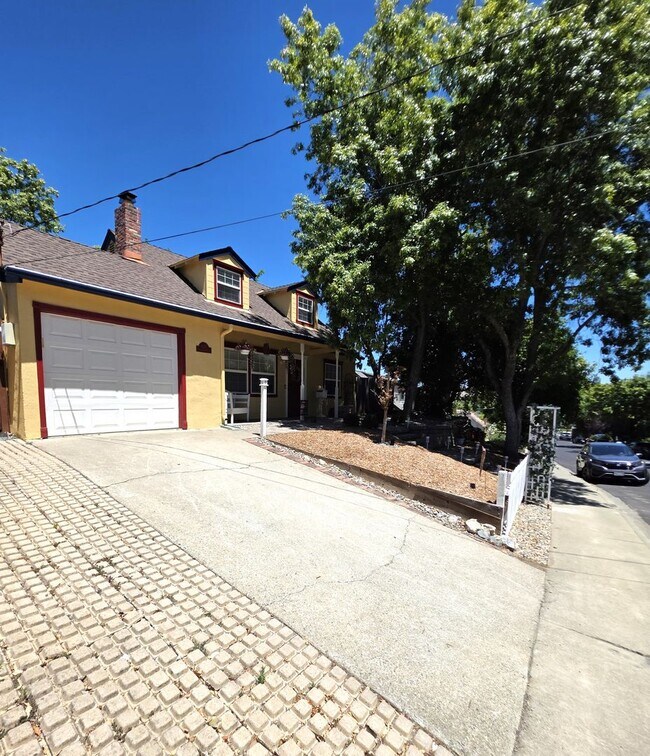 Building Photo - Endearing 4/2 Top of the Line Remodel in Concord's Canterbury Neighborhood