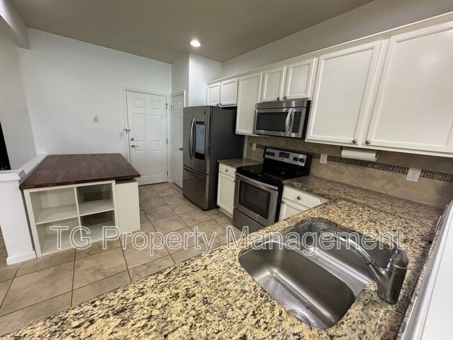 Building Photo - 6798 Roundleaf Dr