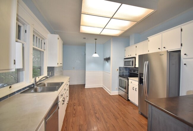 Building Photo - Beautiful Unique Home in Downtown Lebanon!