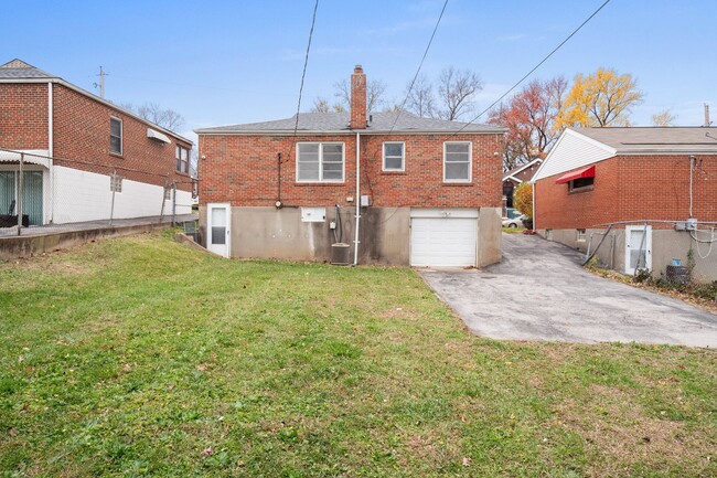 Building Photo - Single Family 3 bedroom 1 Bath w/ Finished...