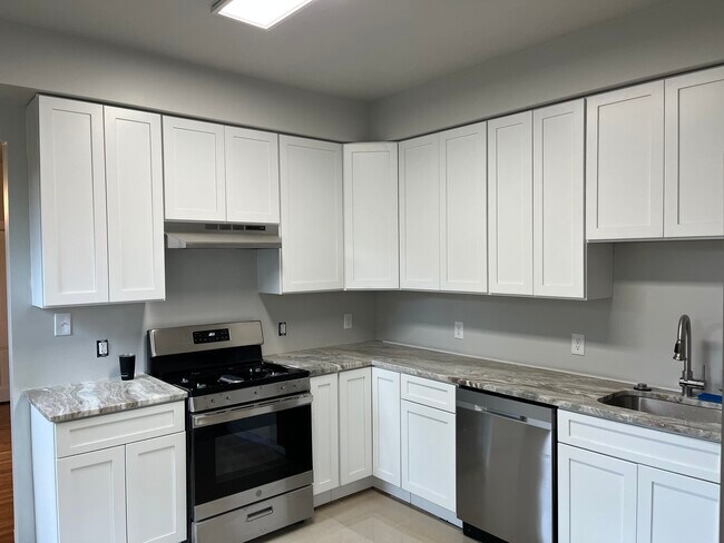 Building Photo - 6 E Oak Ave