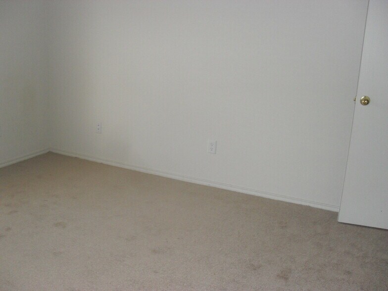 Building Photo - 304 Creek St