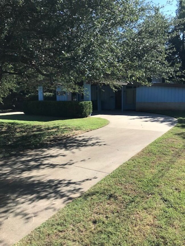 Building Photo - 3 Bedroom 2 bath home on large lot very cl...