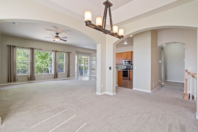 Building Photo - Main Level Living in Pine Creek...Views ar...