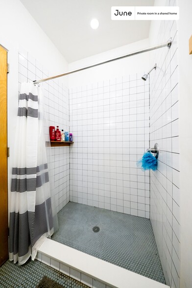 Building Photo - Private bedroom in 6 bed/2 bath Home
