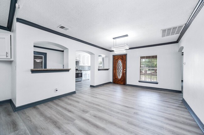 Building Photo - 8903 Sultan Dr