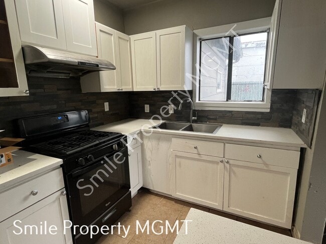 Building Photo - A nice house with 3 beds rooms and 1.5 baths.