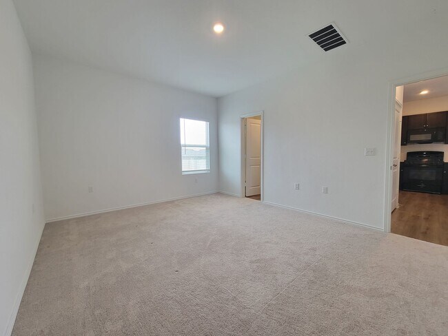 Building Photo - Spacious 3/BR, 2/BS Single-Level Home with...