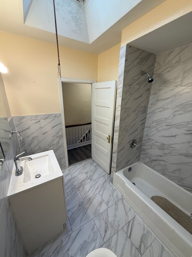 Building Photo - Wonderful three bedroom home for rent in O...