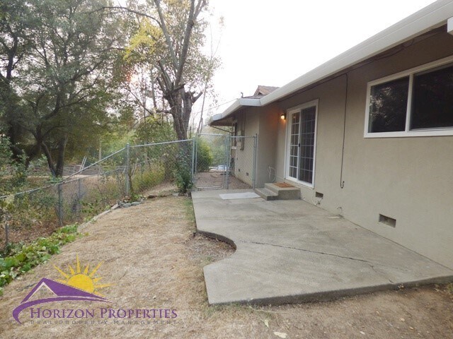 Building Photo - 4000-4002 Earnscliff Ave