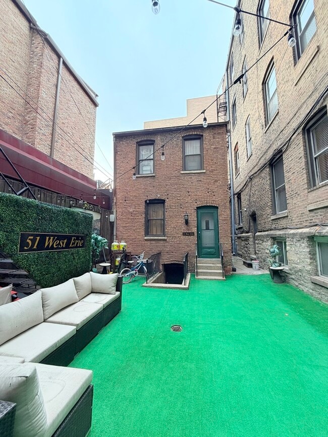 Primary Photo - 642 N Dearborn St