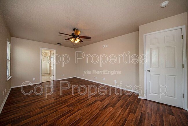 Building Photo - 518 Reba