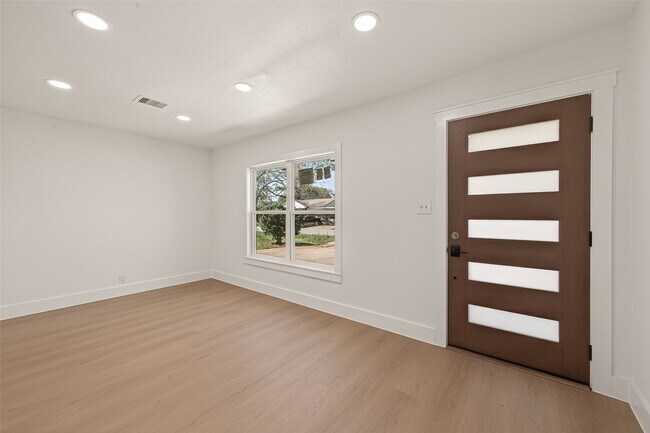 Building Photo - 3209 McCrarey Dr