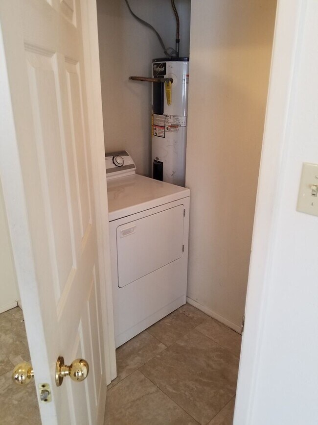 Building Photo - College Station, 3 bedroom - 2 bath fourplex- Upstairs on Woodsman Dr.