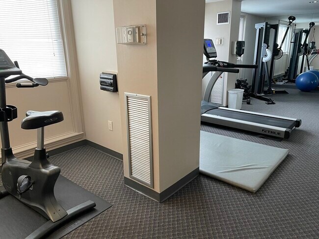 Building Photo - 1933 Commonwealth Ave