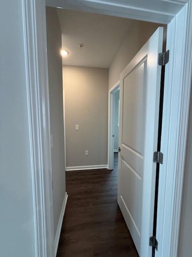 Building Photo - Special Offer! 18 month lease $1,375.00!!