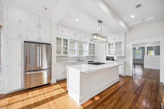 Building Photo - 1847 Cortlandt St