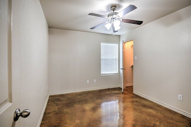 Building Photo - 1607 Powder River Dr APT A