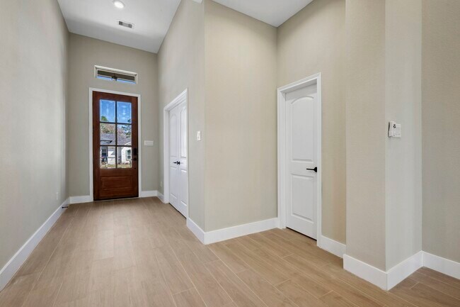 Building Photo - 70 Wyndemere Dr