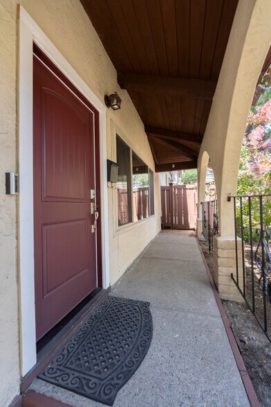 Building Photo - 2022 Ascot Dr