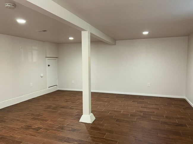 Building Photo - 4BR - West Seattle w/ 2 Kitchens. Landscaping Included!