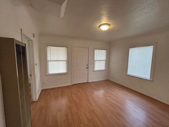 Building Photo - 707 Woodrow Ave