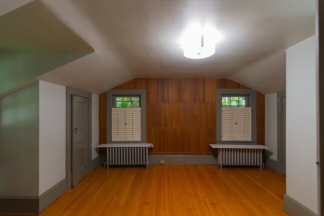 Building Photo - Inviting Stone Home for Rent – Walking Dis...