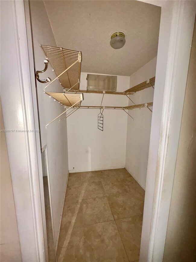 Building Photo - 5140 SW 40th Ave