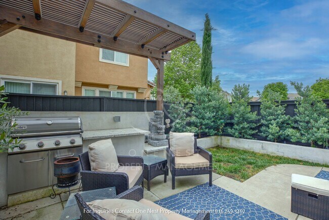 Building Photo - Upgraded Lincoln Crossing Oasis | Walking distance to MANY ammenities