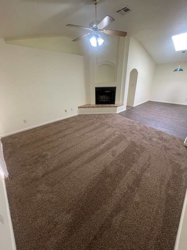 Building Photo - Charming 3-bedroom, 2-bathroom Home locate...
