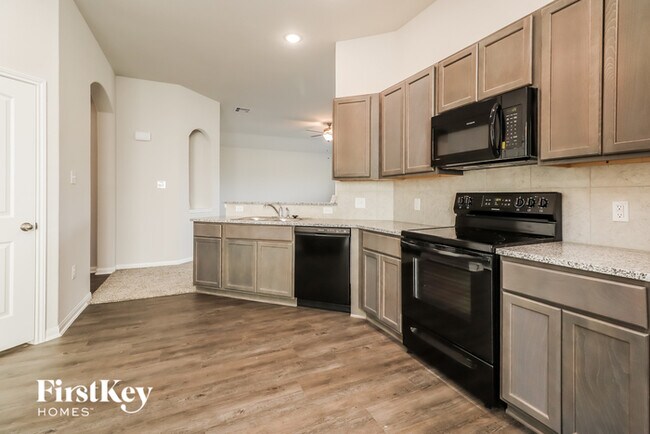 Building Photo - 14715 Country Club Dr