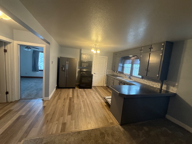 Building Photo - 130 Main St