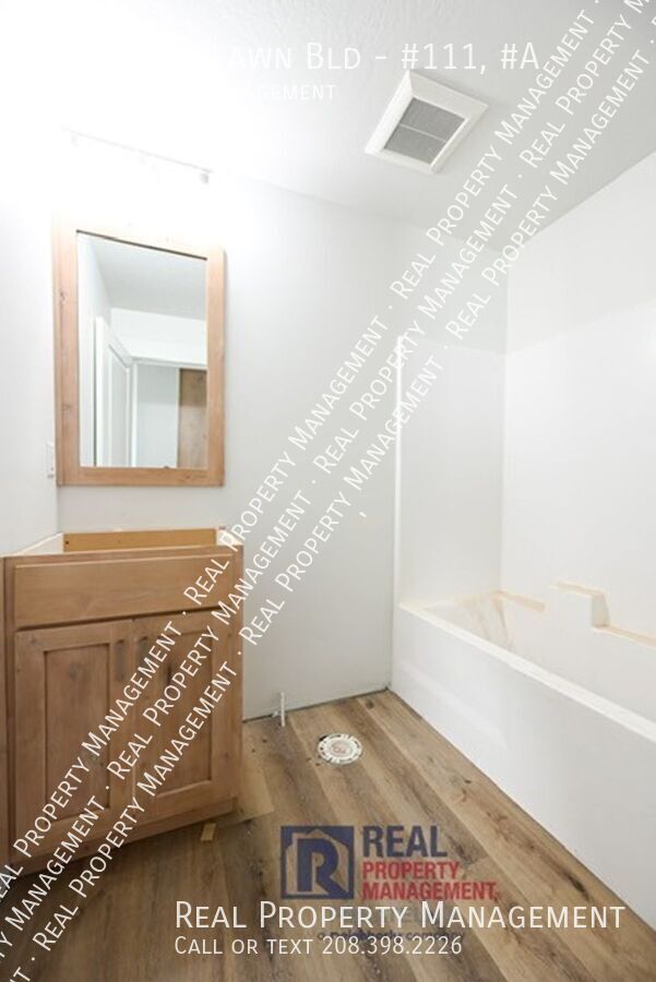 Building Photo - 5405 Park Lawn Dr