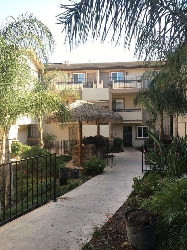 Building Photo - Centrally located 2 bed, 2 bath gated apar...