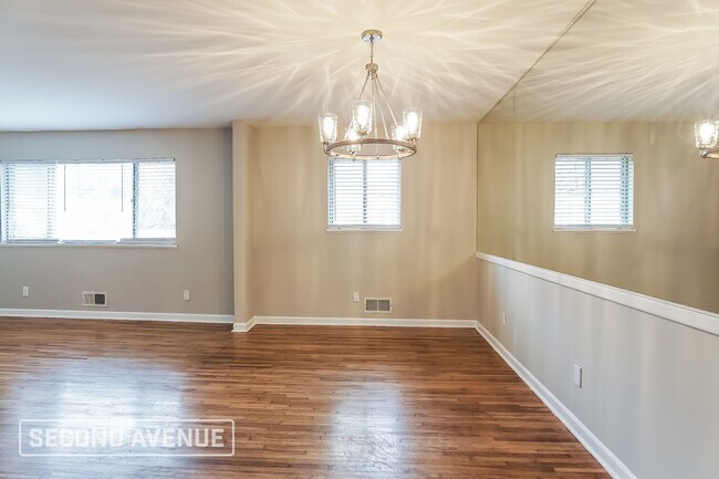 Building Photo - 325 16th Ave SW