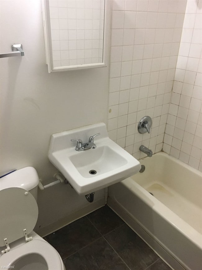 Building Photo - 3 br, 1 bath Apartment - Parkview Apartments