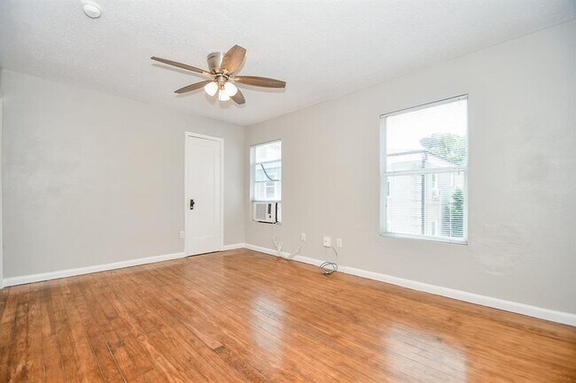 Building Photo - 2722 Wroxton Rd