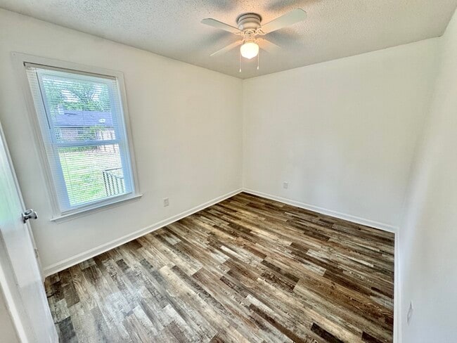 Building Photo - 3804 Walsingham Dr
