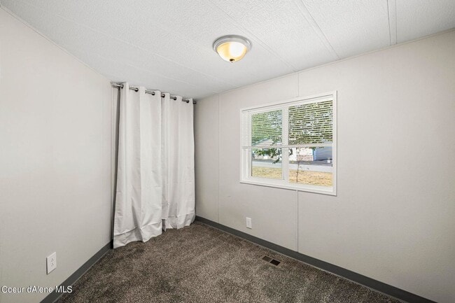 Building Photo - Manufactured Home 3 bed 1.5 bath RV Parking/Fenced Yard