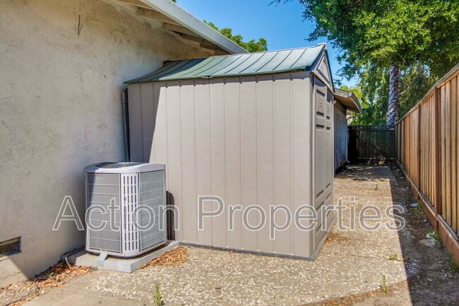 Building Photo - 1062 Kelly Dr