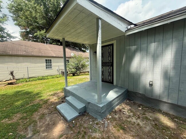 Building Photo - Charming 2 bedroom 1 bath home
