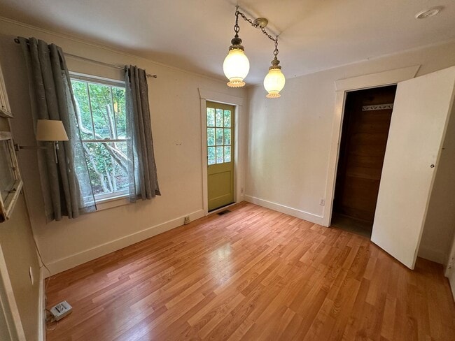 Building Photo - Adorable 2 Bedroom One Bathroom Home Close...
