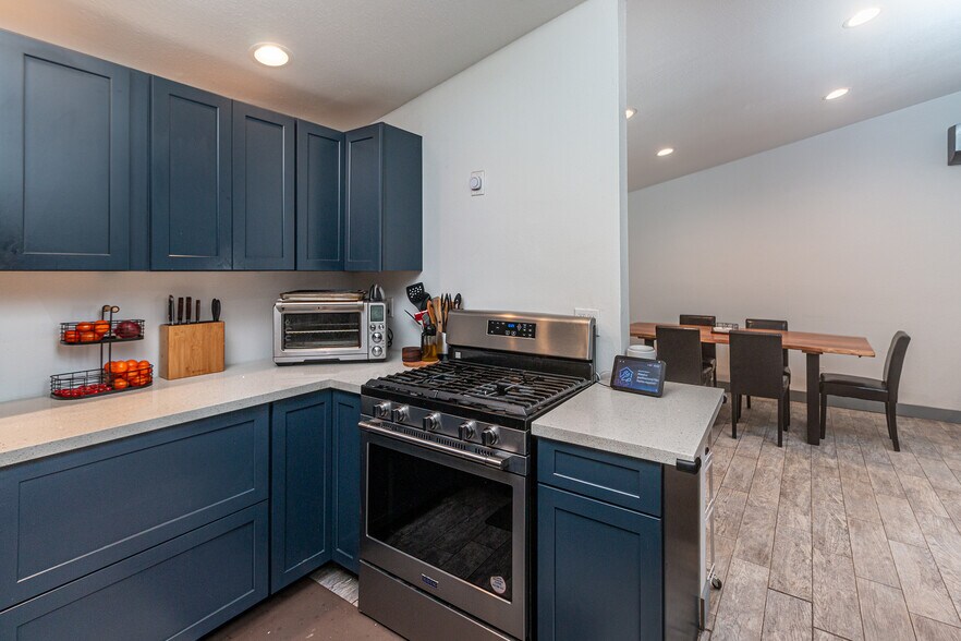 Building Photo - 27222 Plumwood Ave